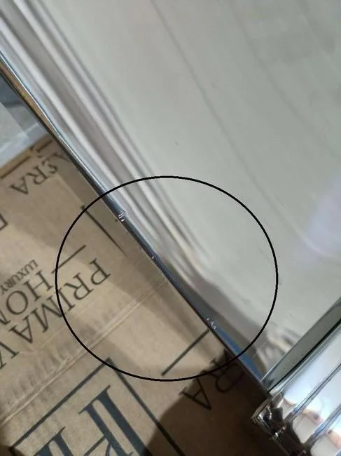 Nowoczesny stół srebrny czarny marmur do jadalni na 10 osób 240 cm ART DECO OUTLET Primavera Home w ekspozycji na tle stylowych dodatków.