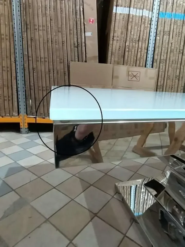 Komfortowa aranżacja z eleganckim stołem glamour w nowoczesnym wnętrzu od Primavera Home.