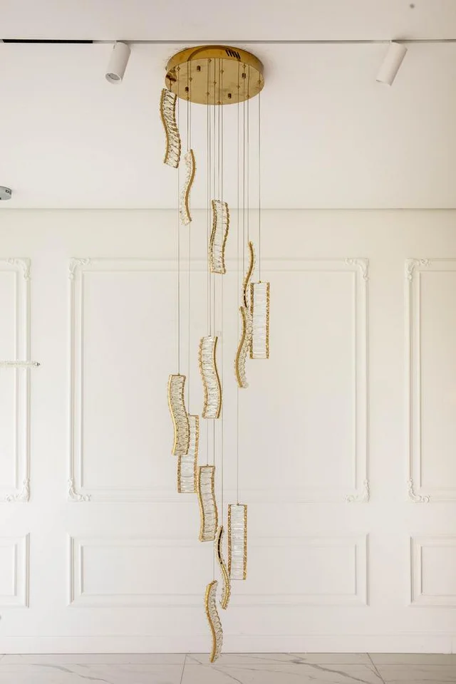 Aranżacja Żyrandola Kryształowego Złotego Crystal Long w stylowym holu. Ekspozycja w salonie od Primavera Home.