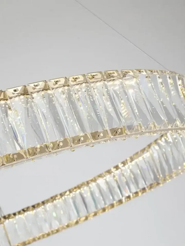 Zbliżenie na detal szkła Żyrandola Kryształowego Złotego Ring Nowoczesnego CRYSTAL, estetyka od Primavera Home.
