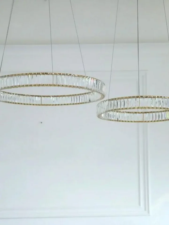 Żyrandol Kryształowy Złoty Ring Nowoczesny CRYSTAL w aranżacji nowoczesnej jadalni, od Primavera Home.