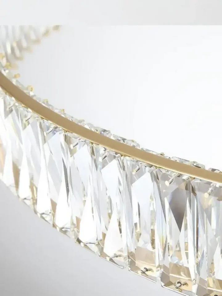 Masywne wykończenia Żyrandola Kryształowego Złotego Ring Nowoczesnego CRYSTAL, elegancka forma od Primavera Home.