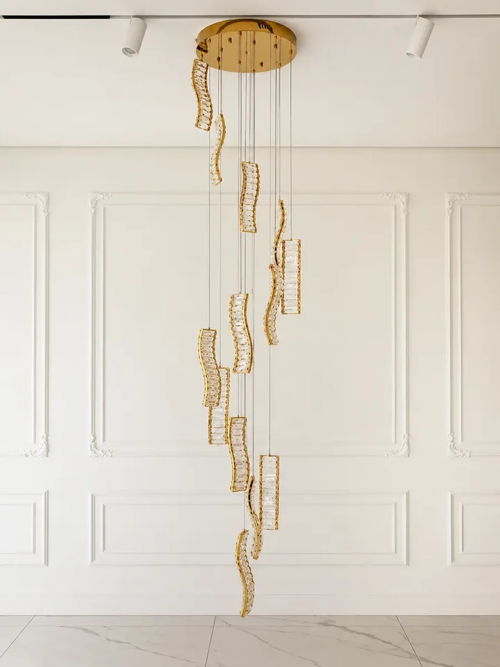 Perspektywiczne ujęcie Żyrandola Kryształowego Złotego Crystal Long, dodającego elegancji. Meble na zamówienie od Primavera Home.