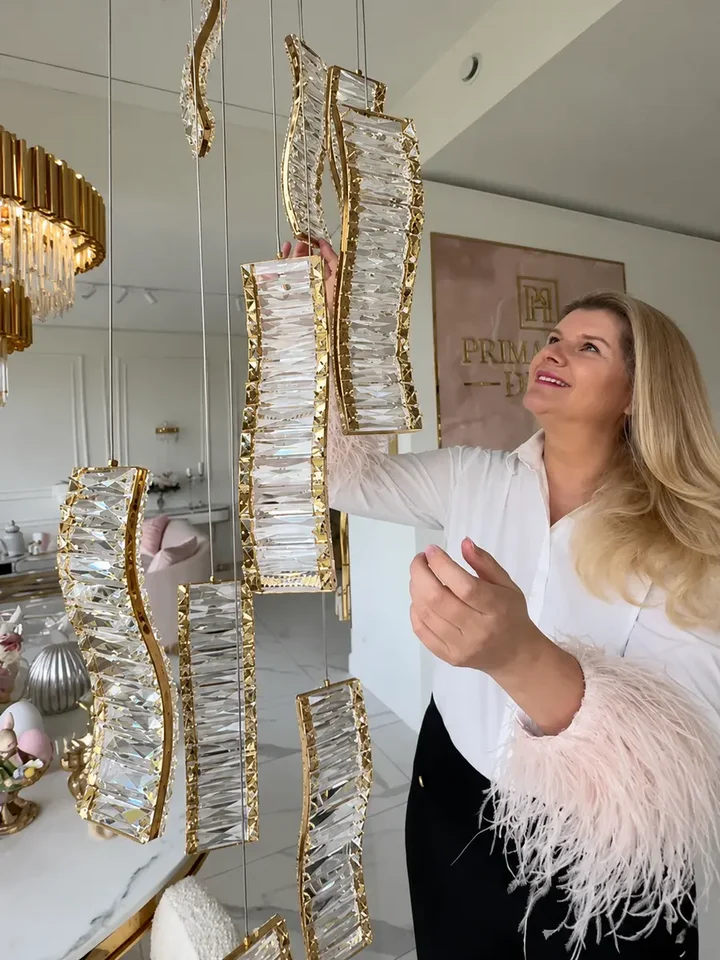 Żyrandol Kryształowy Złoty Crystal Long ukazany z boku, idealny do nowoczesnego wnętrza. Oferta Primavera Home.