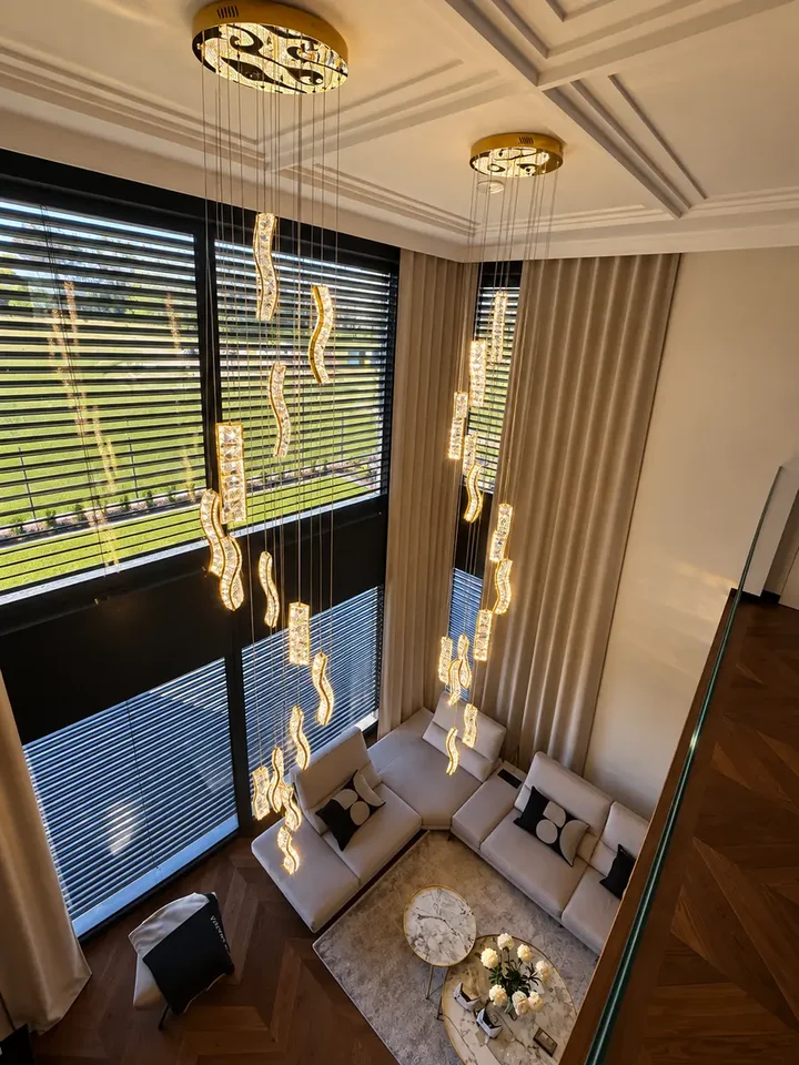 Zblizenie na kryształowe elementy Żyrandola Kryształowego Złotego Crystal Long. Ekspozycja w salonie od Primavera Home.
