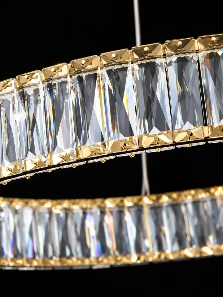 Żyrandol Kryształowy Złoty Ring Nowoczesny CRYSTAL widok z góry, doskonały element eksponujący elegancję w salonie od Primavera Home.