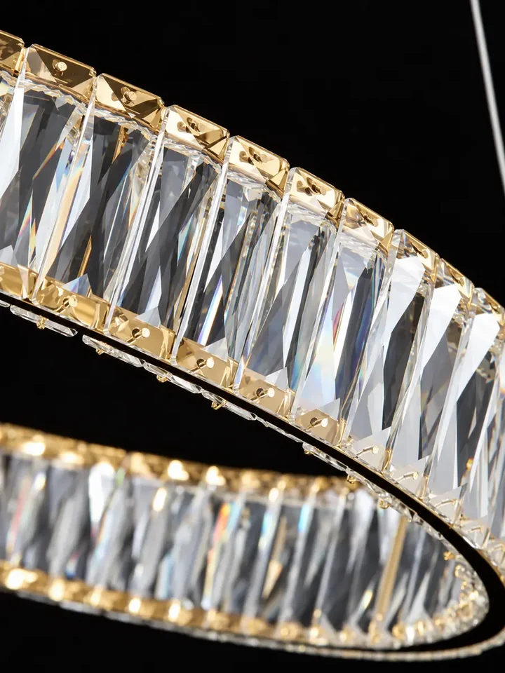 Żyrandol Kryształowy Złoty Ring Nowoczesny CRYSTAL z boku, idealny do aranżacji nowoczesnego wnętrza. Oferta Primavera Home.