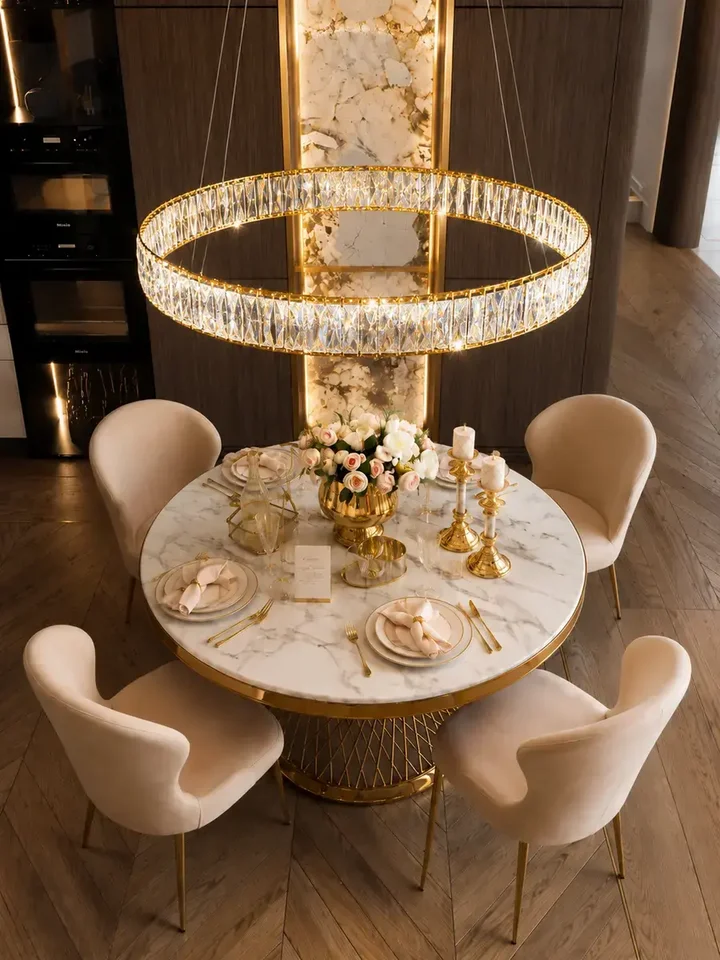 Żyrandol Kryształowy Złoty Ring Nowoczesny CRYSTAL w jasnym wnętrzu, podkreślający elegancję, od Primavera Home.