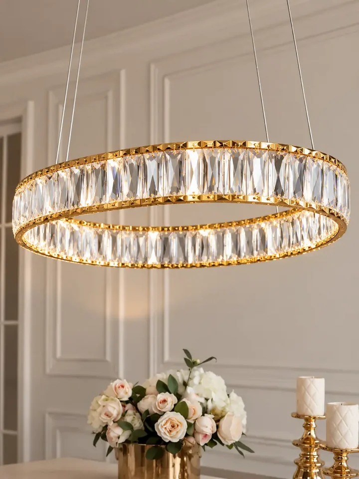 Zbliżenie na detal kryształu Żyrandola Kryształowego Złotego Ring Nowoczesnego CRYSTAL, elegancja od Primavera Home.