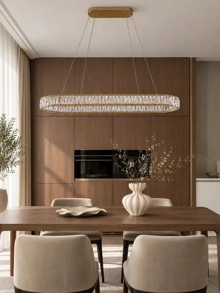 Ekspozycja żyrandola nowoczesnego złotego Crystal w showroomie, przygotowanego przez Primavera Home.