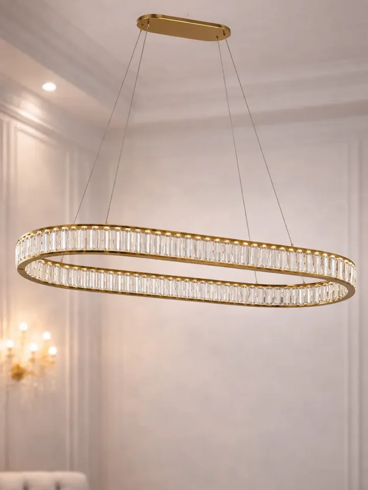 Stylowy dodatek w postaci żyrandola nowoczesnego złotego Crystal, który wzbogaca każdy wystrój od Primavera Home.