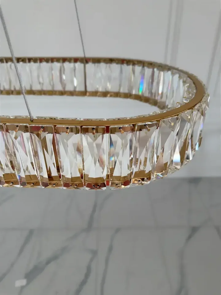 Żyrandol nowoczesny złoty Crystal w dziennym świetle, podkreślający jego stylistykę od Primavera Home.