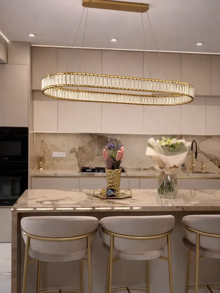 Żyrandol nowoczesny złoty Crystal w nowoczesnym designie wnętrz, wykreowany przez Primavera Home.