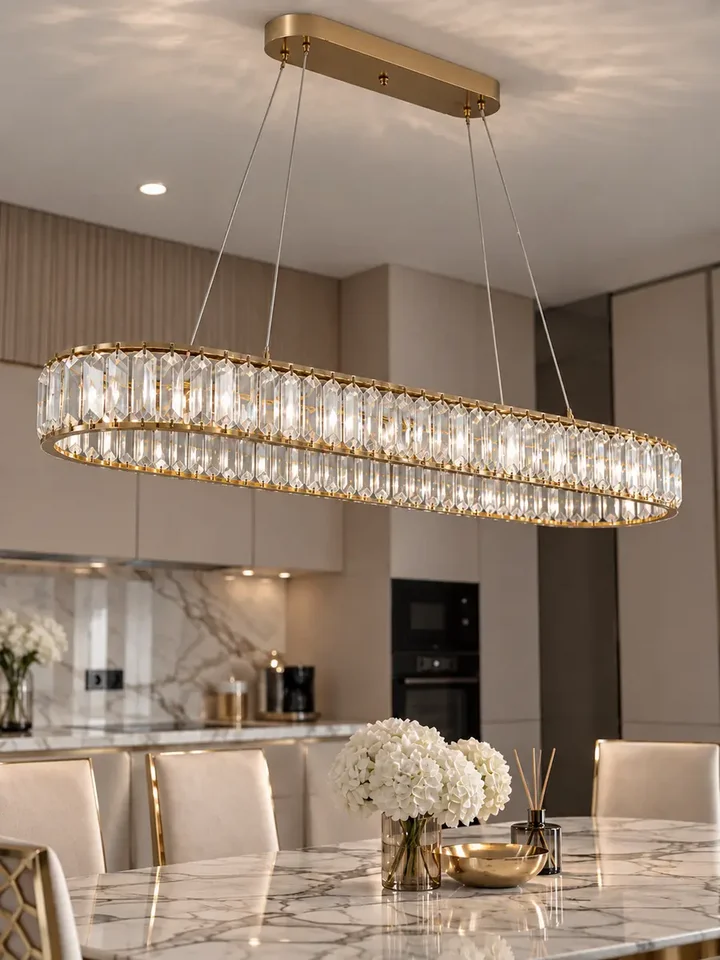 Żyrandol nowoczesny złoty Crystal w nocnej atmosferze, tworzący przytulny klimat od Primavera Home.