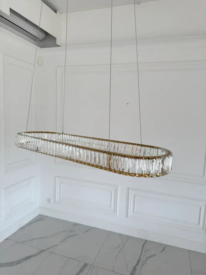 Widok z góry na żyrandol nowoczesny złoty Crystal, podkreślający jego elegancję. Oświetlenie od Primavera Home.