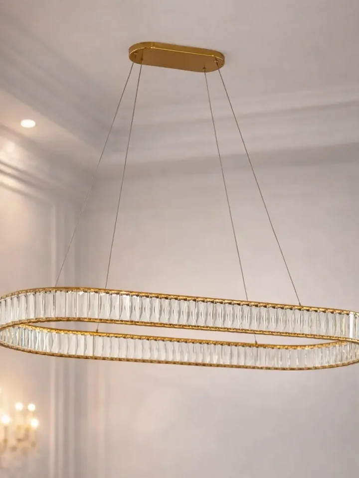 Żyrandol nowoczesny złoty Crystal w ujęciu z przodu. Oświetlenie na zamówienie od Primavera Home.