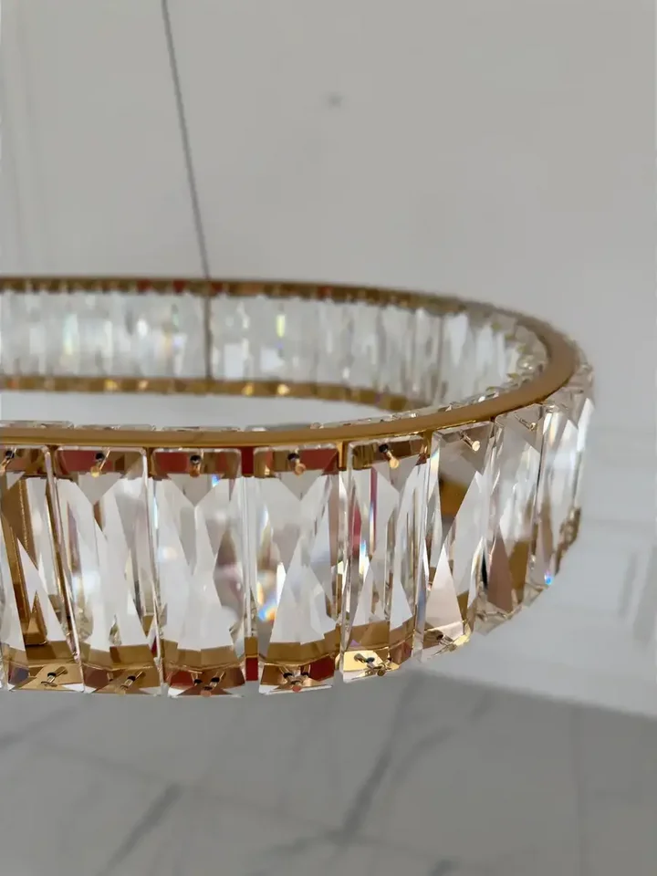 Żyrandol nowoczesny złoty Crystal z różnymi barwami światła, dostosowującymi atmosferę do nastroju. Oświetlenie od Primavera Home.