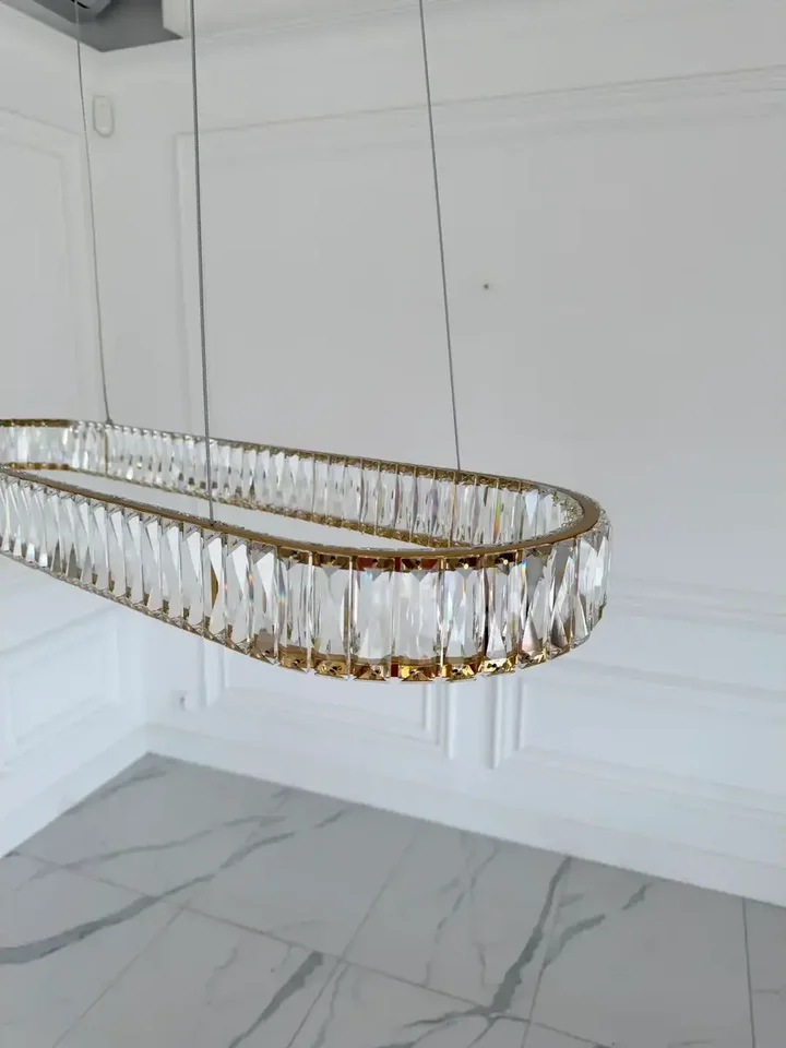 Żyrandol nowoczesny złoty Crystal w aranżacji zewnętrznej, dodający blasku przestrzeni. Oświetlenie od Primavera Home.