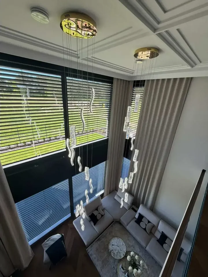 Żyrandol Kryształowy Złoty Crystal Long w dostępnym zestawie dla nowoczesnych wnętrz. Ekspozycja w salonie od Primavera Home.