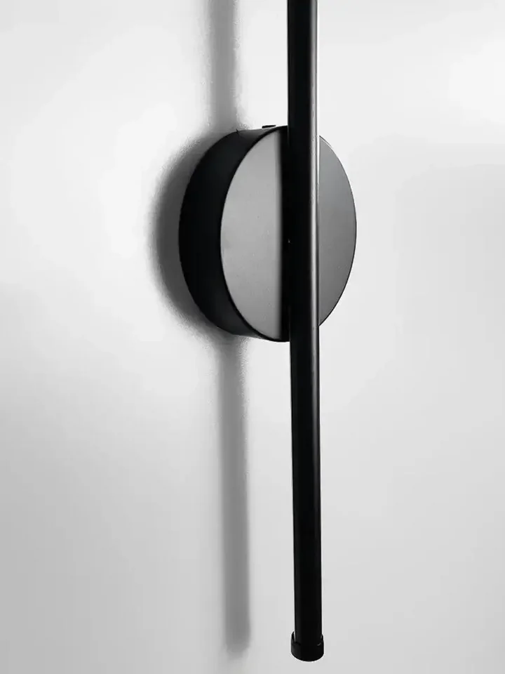 Minimalistyczna aranżacja z kinkietem, idealna do nowoczesnych wnętrz. Produkt od Primavera Home.