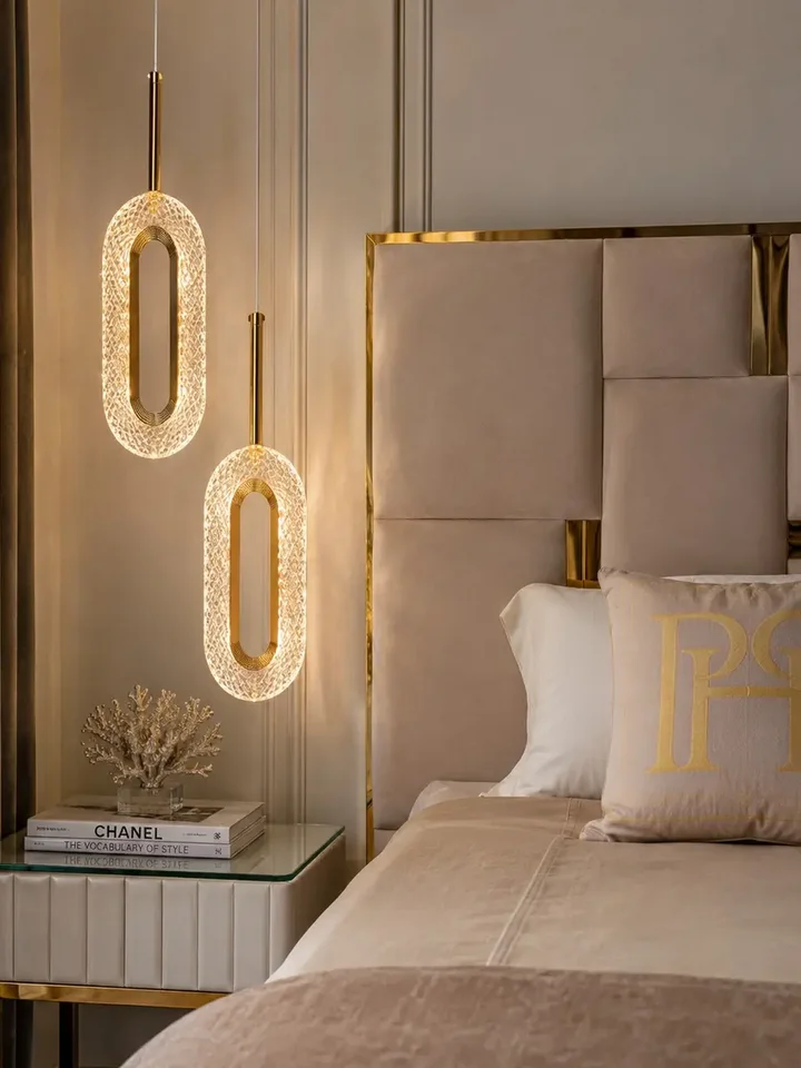 Ekspozycja żyrandola VALO DOUBLE Złoty w showroomie, ilustrująca jego elegancję. Oświetlenie na zamówienie od Primavera Home.