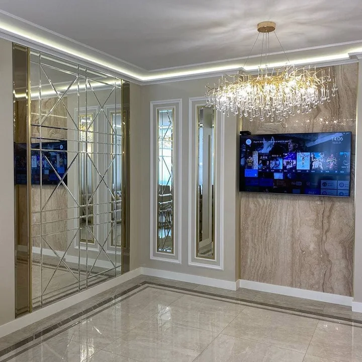 Duży żyrandol designerski złoty RAIN XL widok ogólny w wysokim holu
