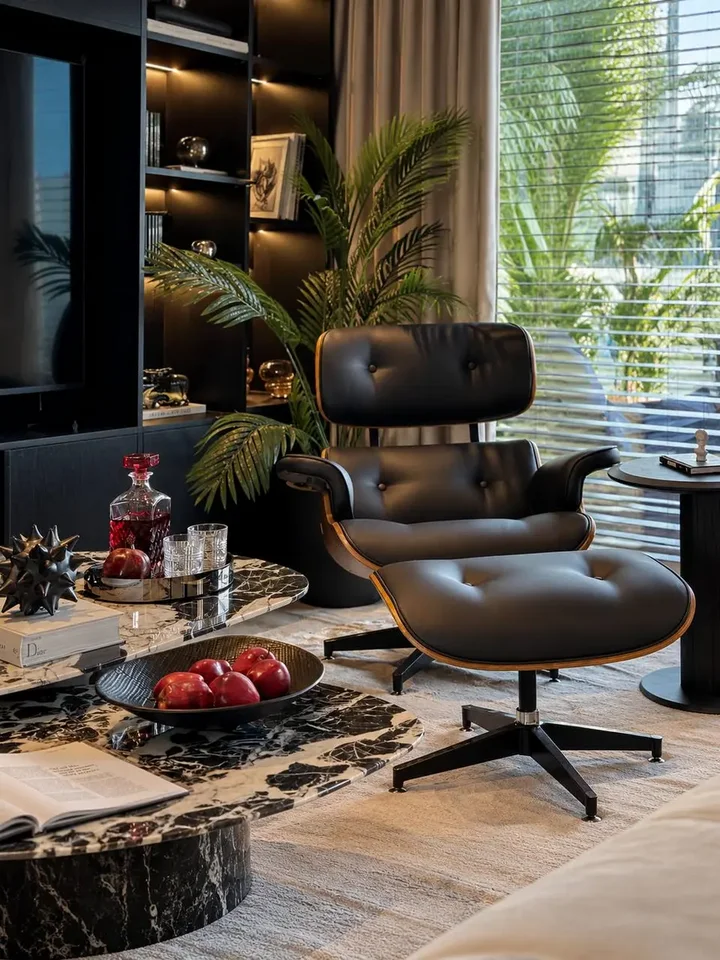 Fotel Lounge z Podnóżkiem w ciekawej aranżacji salonu. Ekspozycja w salonie od Primavera Home.
