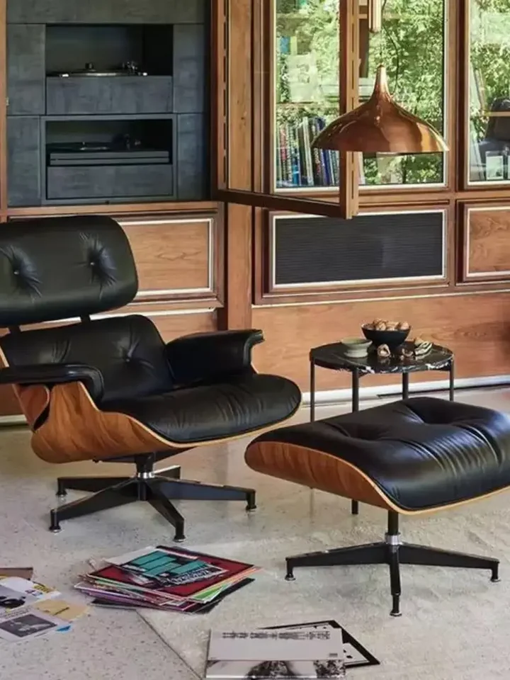 Fotel Lounge z Podnóżkiem w module z boku. Ekspozycja w salonie od Primavera Home.