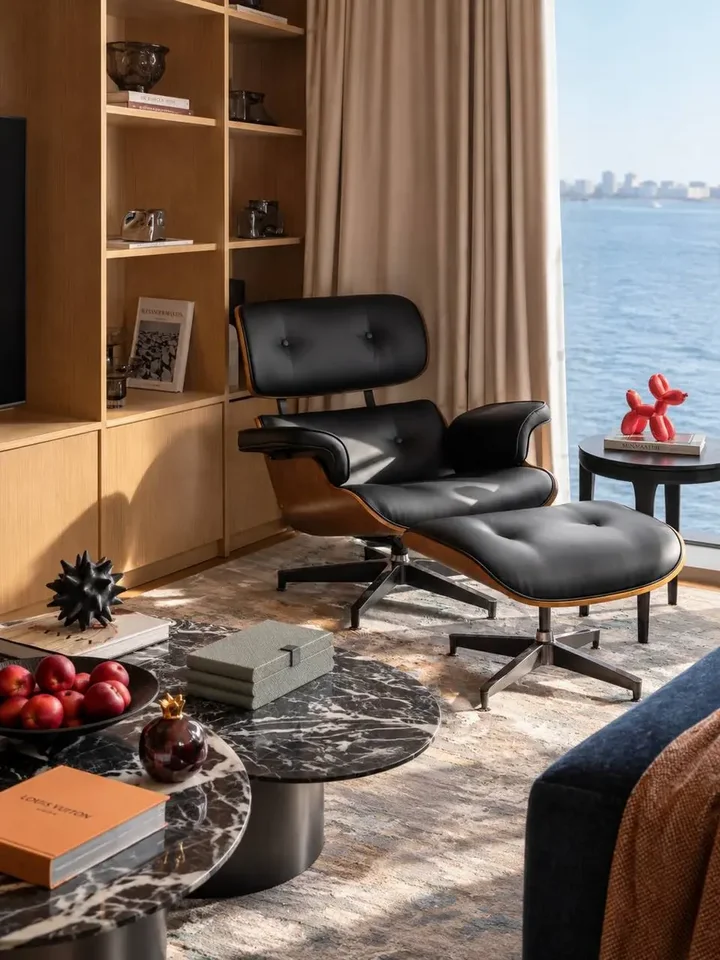 Fotel Lounge z Podnóżkiem w ekspozycji w stylowym salonie. Detal wykończenia od Primavera Home.