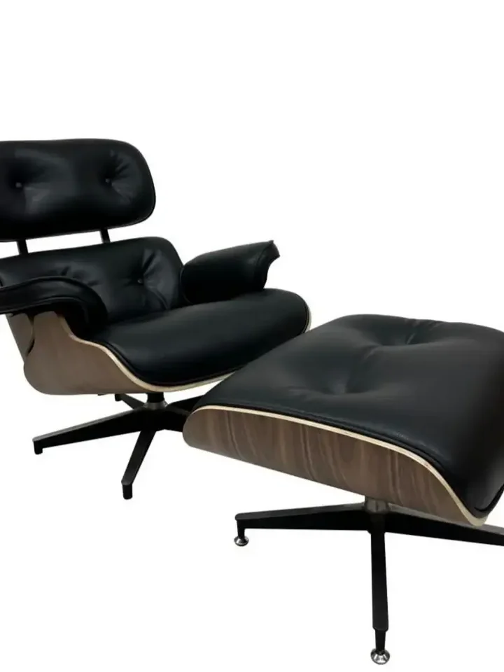 Fotel Lounge z Podnóżkiem w jasnym wnętrzu. Ekspozycja w salonie od Primavera Home.