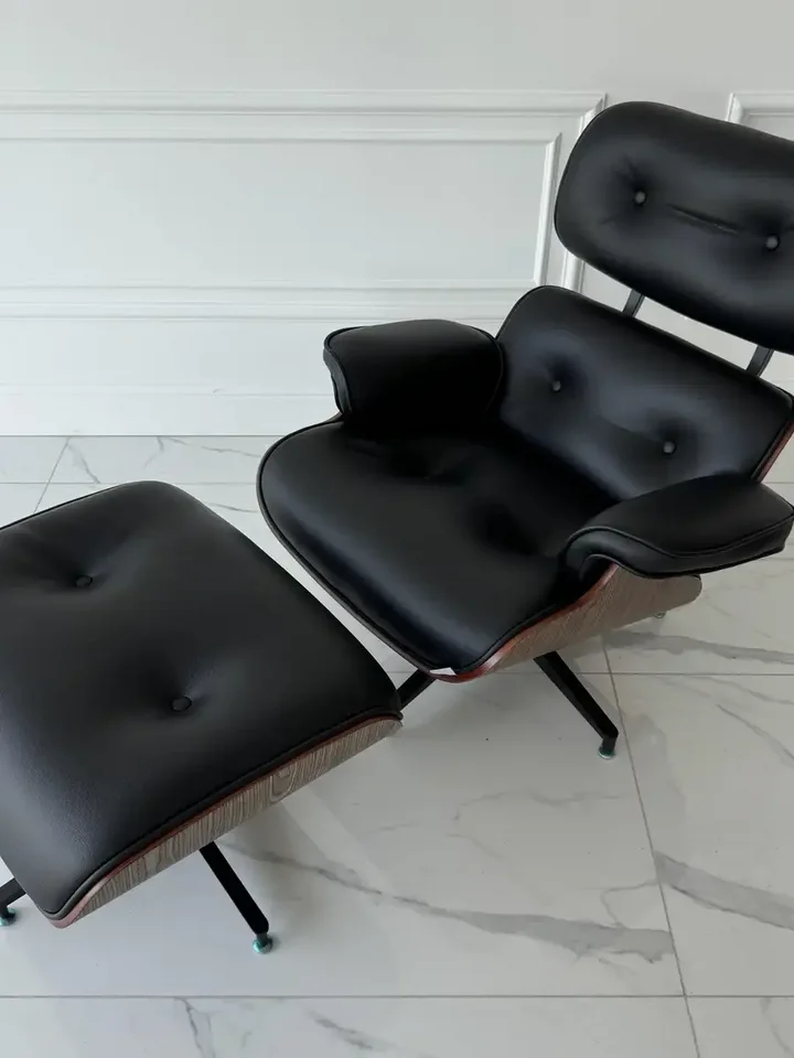 Fotel Lounge z Podnóżkiem w cichym kącie pokoju. Detal wykończenia od Primavera Home.
