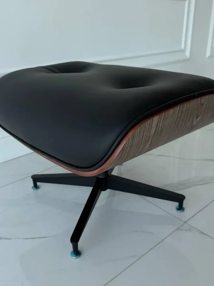 Fotel Lounge z Podnóżkiem widok z perspektywy podnóżka. Ekspozycja w salonie od Primavera Home.