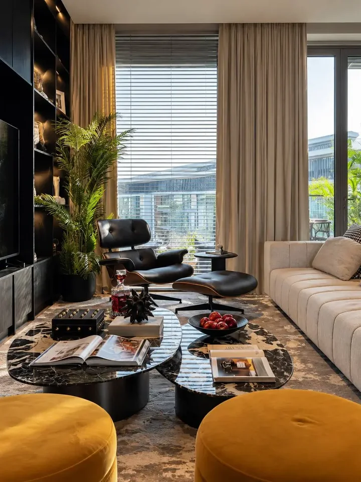 Fotel Lounge z Podnóżkiem w perspektywie. Aranżacja nowoczesnego wnętrza od Primavera Home.