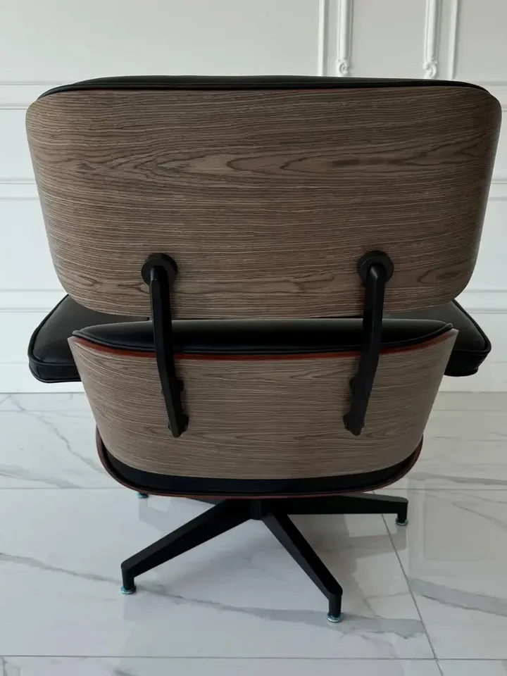 Fotel Lounge z Podnóżkiem ustawiony przy oknie. Ekspozycja w salonie od Primavera Home.