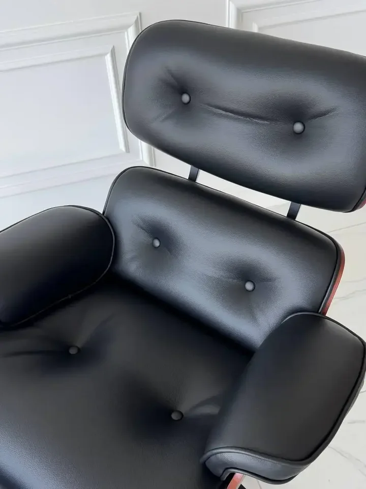 Fotel Lounge z Podnóżkiem z bliska przy podnóżku. Detal wykończenia od Primavera Home.