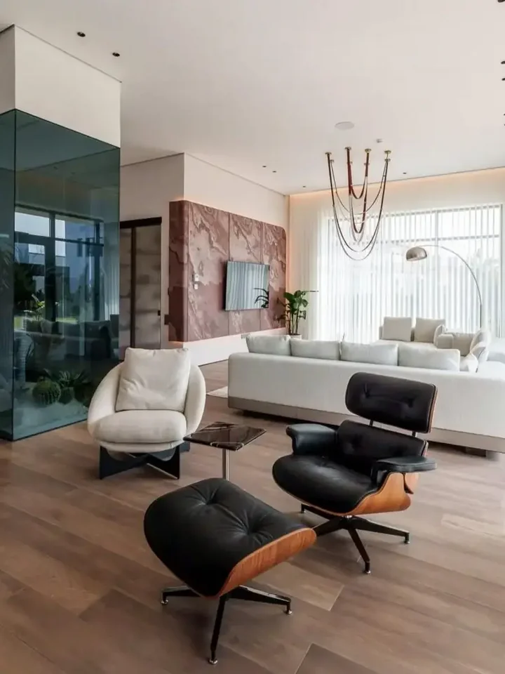 Fotel Lounge z Podnóżkiem w ujęciu z przodu. Ekspozycja w salonie od Primavera Home.