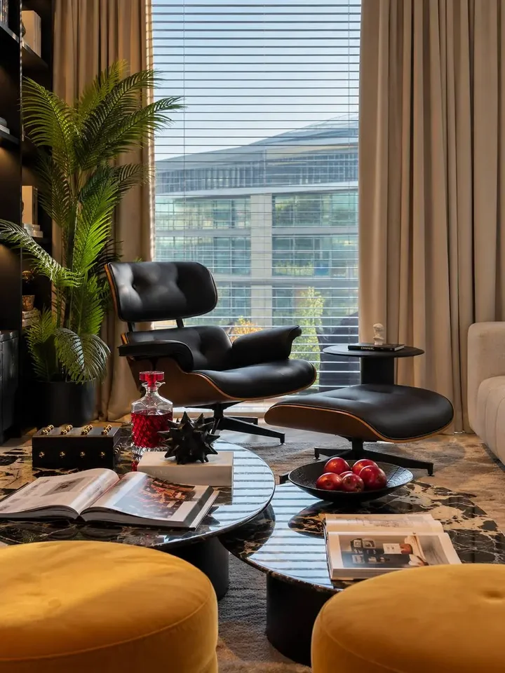 Fotel Lounge z Podnóżkiem widoczny z boku. Detal wykończenia od Primavera Home.