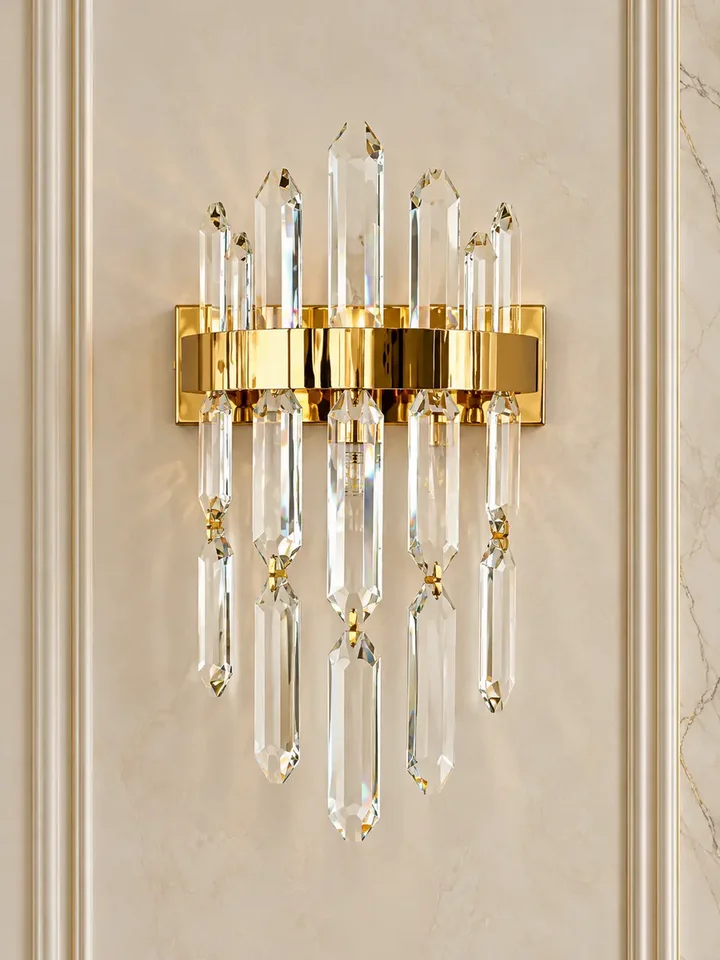 Zbliżenie na kryształowe elementy kinkietu, lampa ścienna glamour BULGARI, doskonałe do nowoczesnych wnętrz. Oświetlenie na zamówienie od Primavera Home.