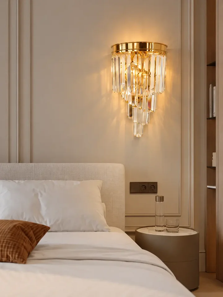 Zbliżenie na kryształy Kinkiet Kryształowy Złoty Glamour DIAMOND, które odbijają światło w niesamowity sposób. Ekspozycja w salonie od Primavera Home.