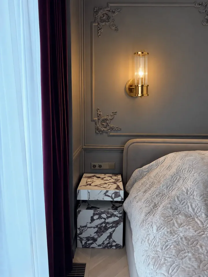 Kinkiet kryształowy, złoty nowoczesny do sypialni, łazienki, lampa ścienna 27 cm RONALD S, ekspozycja w showroomie, prezentująca wyjątkowy design od Primavera Home.