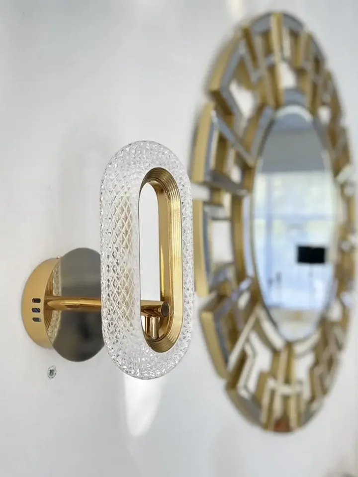Zbliżenie na jakość światła kinkietu, która podkreśla jego elegancki wygląd, produkt od Primavera Home.