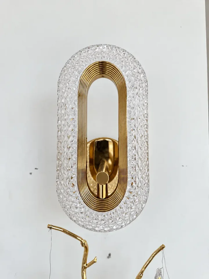 Ujęcie kinkietu zamocowanego na ścianie, które podkreśla jego nowoczesny design, oferowany przez Primavera Home.