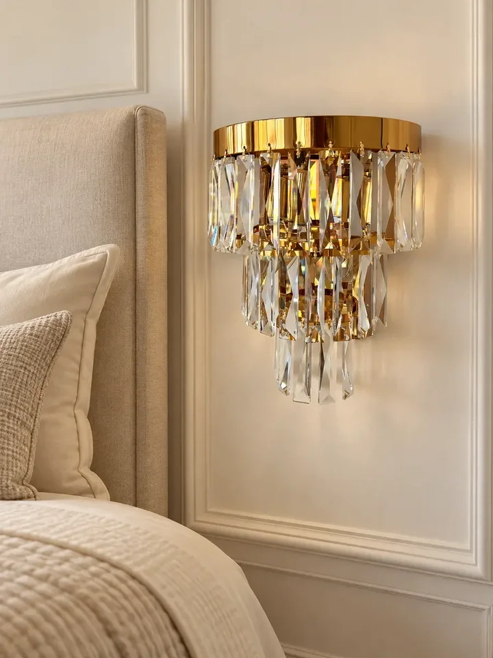 Kinkiet złoty, kryształowy lampa ścienna do sypialni, łazienki glamour DIAMOND 3 Primavera Home jako część całego zestawu. Stylowy dodatek do każdego pomieszczenia.