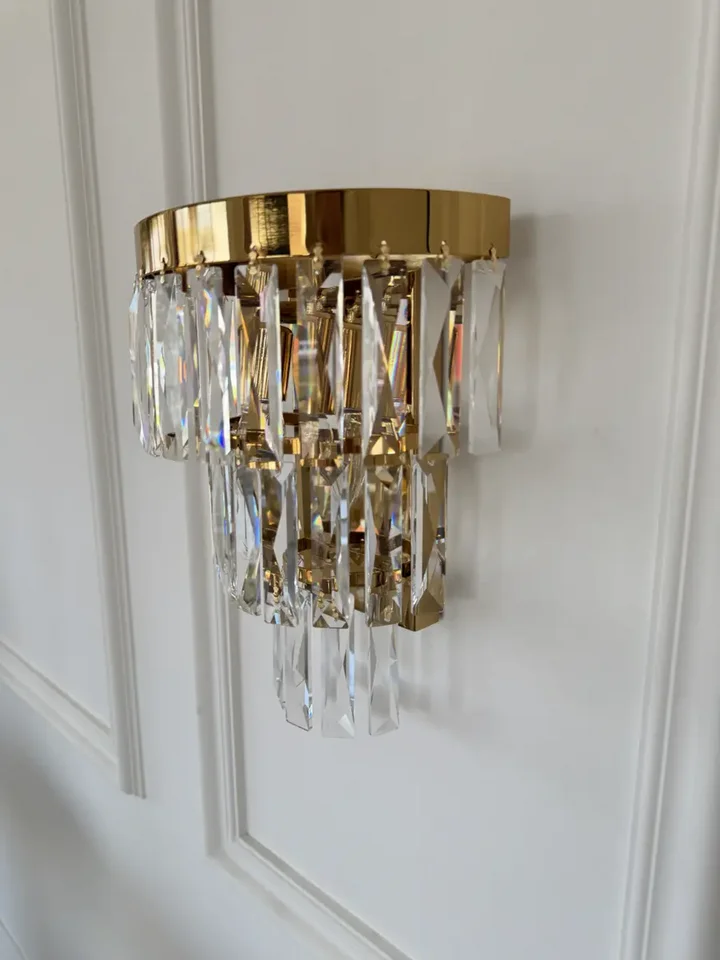 Kinkiet złoty, kryształowy lampa ścienna do sypialni, łazienki glamour DIAMOND 3 Primavera Home z detalem wykończenia. Doskonałe uzupełnienie dla mebli na zamówienie.