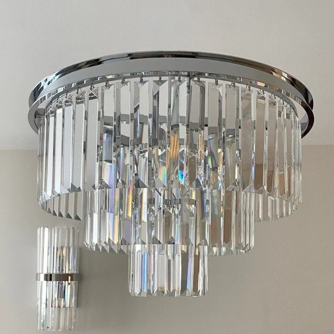 Kryształowy żyrandol przysufitowy Glamour S Primavera Home w zbliżeniu, podkreślone szlifowane elementy.