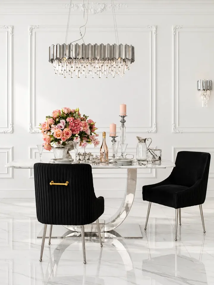 Ujęcie z dołu na stół i krzesła, ukazujące ich elegancki design. Meble na zamówienie od Primavera Home.
