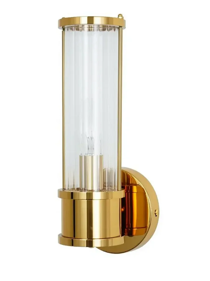 Kinkiet kryształowy, złoty nowoczesny do sypialni, łazienki, lampa ścienna 27 cm RONALD S umieszczony w rogu, tworzący przytulny klimat. Z oferty Primavera Home.