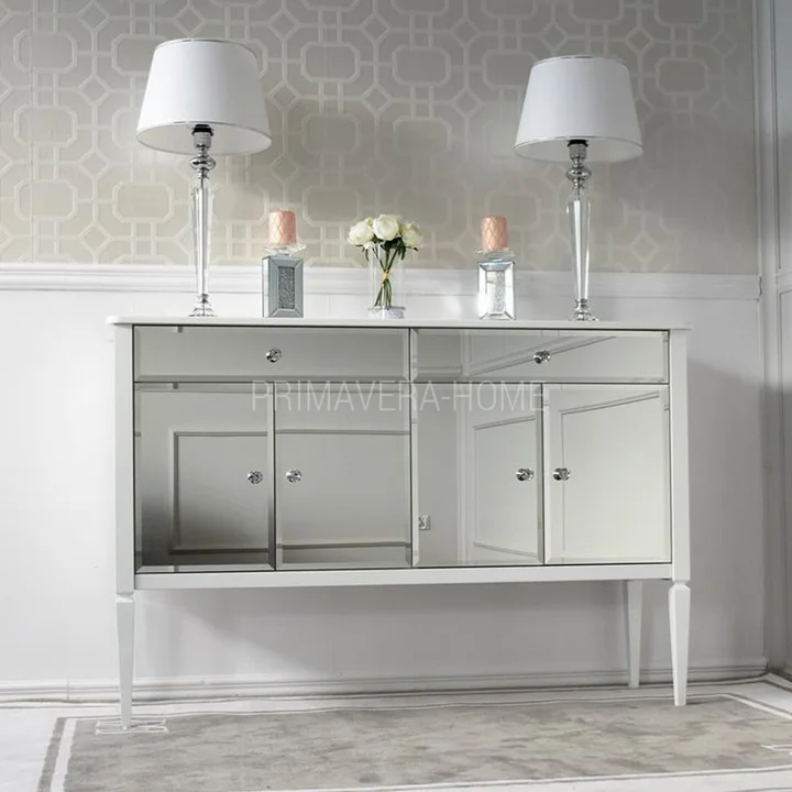 Nowojorska, lustrzana komoda glamour ELEGANCE, to funkcjonalny mebel do salonu, jadalni lub sypialni, który zachwyca swoim blaskiem