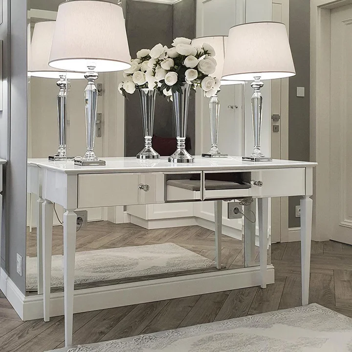 Piękna konsola lustrzana glamour ELEGANCE, to pełen uroku mebel do salonu, przedpokoju lub sypialni, gdzie może pełnić funkcję toaletki.