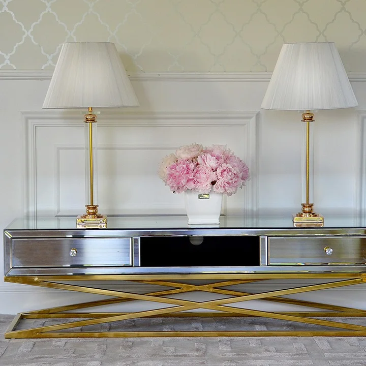 Full of glitter, the glamour cabinet CHICAGO RTV is a beautiful and practical piece of furniture in white and gold